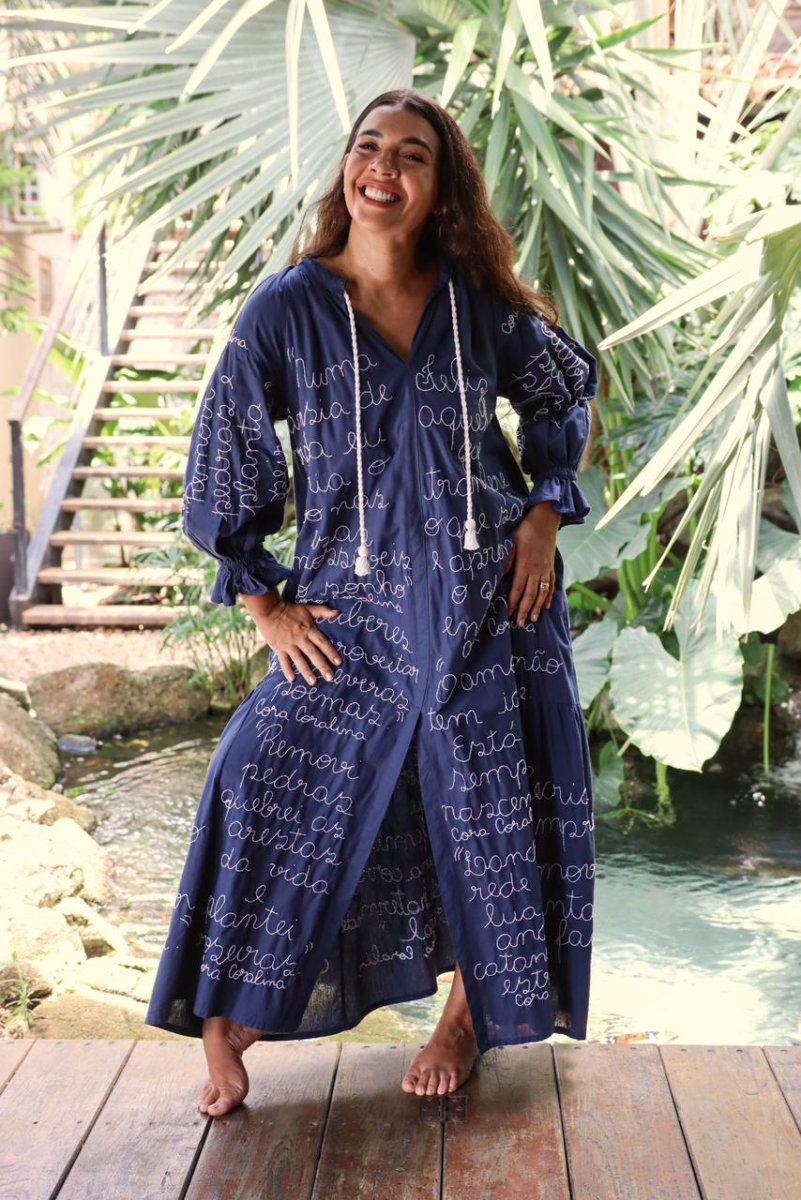 Vestido com fragmentos de poesias de Cora Coralina